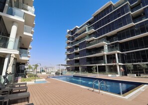 Outdoor pool - Bloomfields 1Br Golfside Getaway DAMAC H (Dubai)