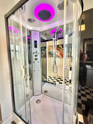 Dusche, Haartrockner, Handtücher, Seife
