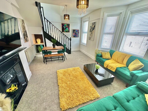 Smart TV - Modern Three Bed Gem Near Beach - Sleeps 6 - Steam Shower - Fast WiFi - Garden (Bournemouth)