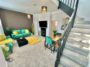 Smart TV - Modern Three Bed Gem Near Beach - Sleeps 6 - Steam Shower - Fast WiFi - Garden (Bournemouth)