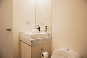 Suihku, hiustenkuivaaja, pyyhkeet