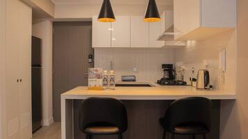 Réfrigérateur, micro-ondes, plaque de cuisson, cafetière/bouilloire