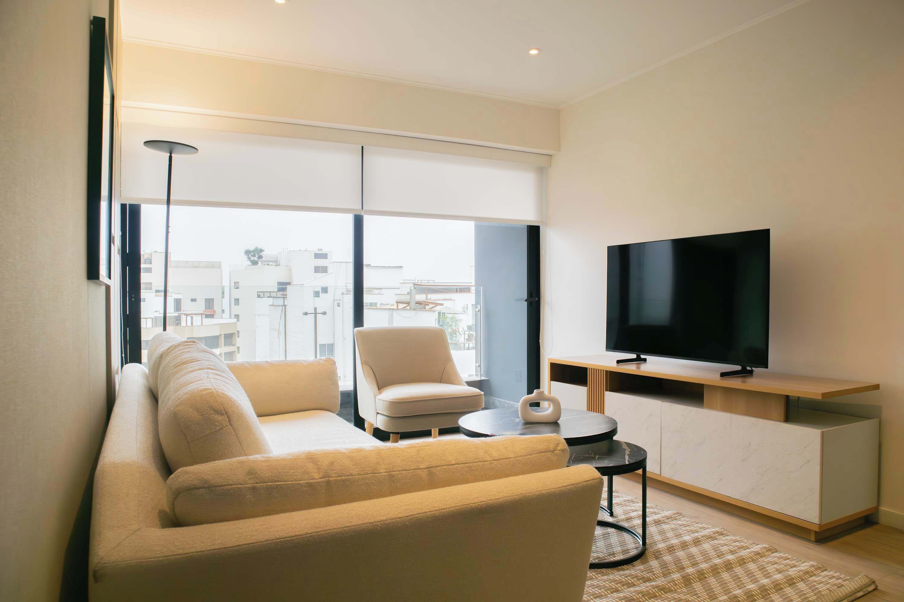 Televisión y oficina 