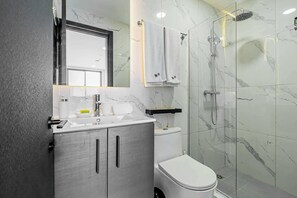 Douche, sèche-cheveux, serviettes fournies