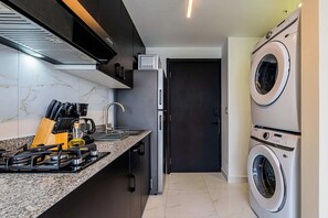 Refrigerador, microondas, parrilla de estufa y cafetera y tetera 