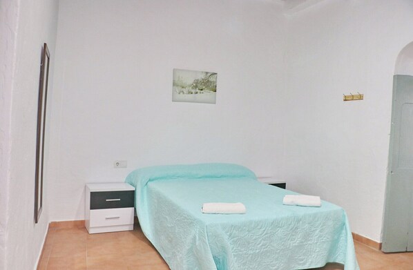 2 bedrooms, iron/ironing board, bed sheets