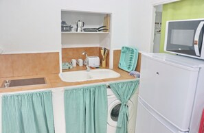 Réfrigérateur, micro-ondes, cafetière/bouilloire, grille-pain