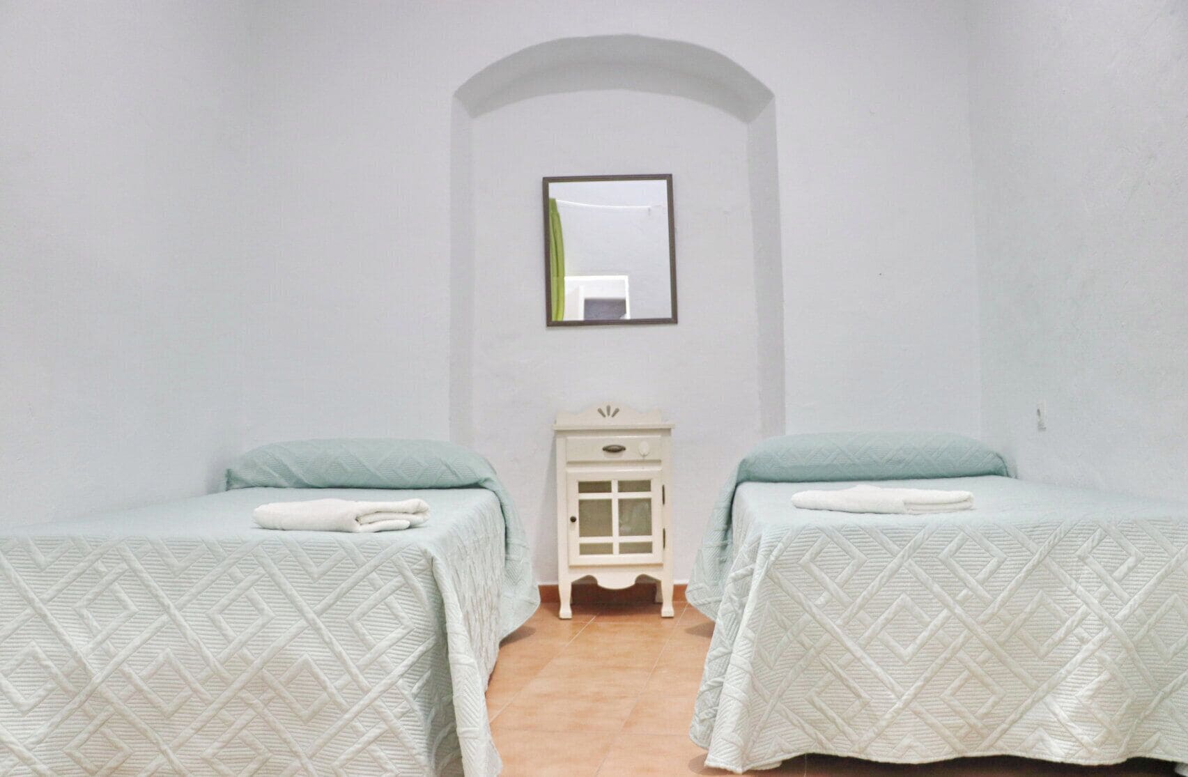 2 dormitorios, tabla de planchar con plancha, ropa de cama