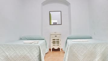 2 dormitorios, tabla de planchar con plancha, ropa de cama
