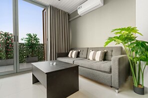 Smart TV, computer monitors - Bright 2BR Retreat | Balcony & Pool Near Jumeirah Village Circle (Dubai)