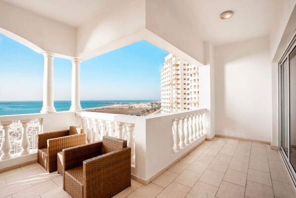 Property grounds - Al Hamra Beachfront 1BR – Sea View, Pool, Gym & Marina Access (Al Jazeera Al Hamra)