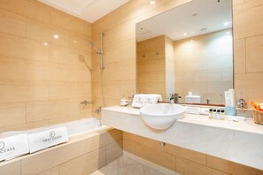 Sèche-cheveux, serviettes fournies