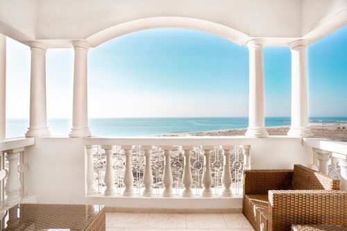 Al Hamra Beachfront 1BR – Sea View, Pool, Gym & Marina Access