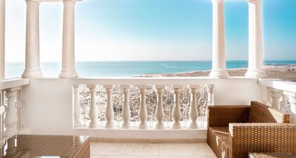 Al Hamra Beachfront 1BR – Sea View, Pool, Gym & Marina Access