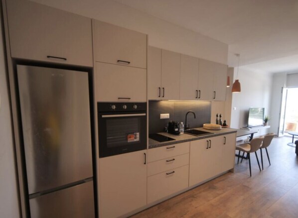 Micro-ondes, four, plaque de cuisson