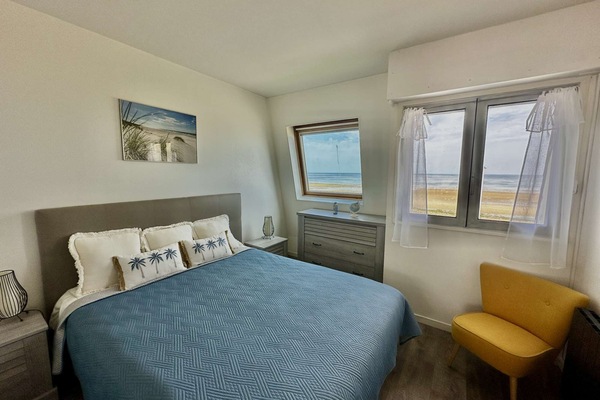 2 dormitorios, tabla de planchar con plancha, cuna de viaje