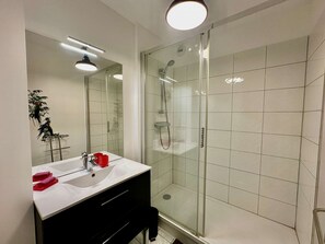 تجهيزات دش، مجففات شعر، مناشف