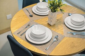 Apartment, 1 Bedroom, City View | Dining room