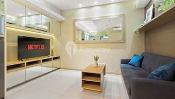 Apartment, 1 Bedroom, City View | Living area