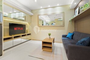 Apartment, 1 Bedroom, City View | Living area
