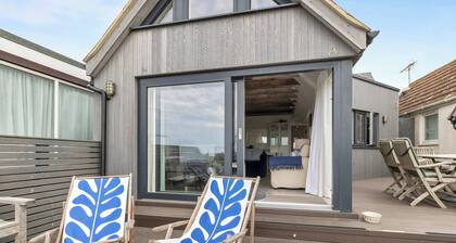 Stunning Beachfront Bungalow Ocean Views & BBQ