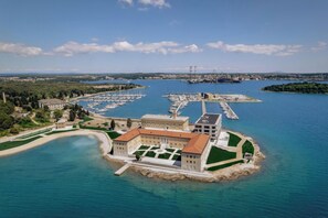 Fachada de la propiedad por la tarde o noche