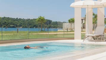 Kolam renang indoor, dengan kursi berjemur