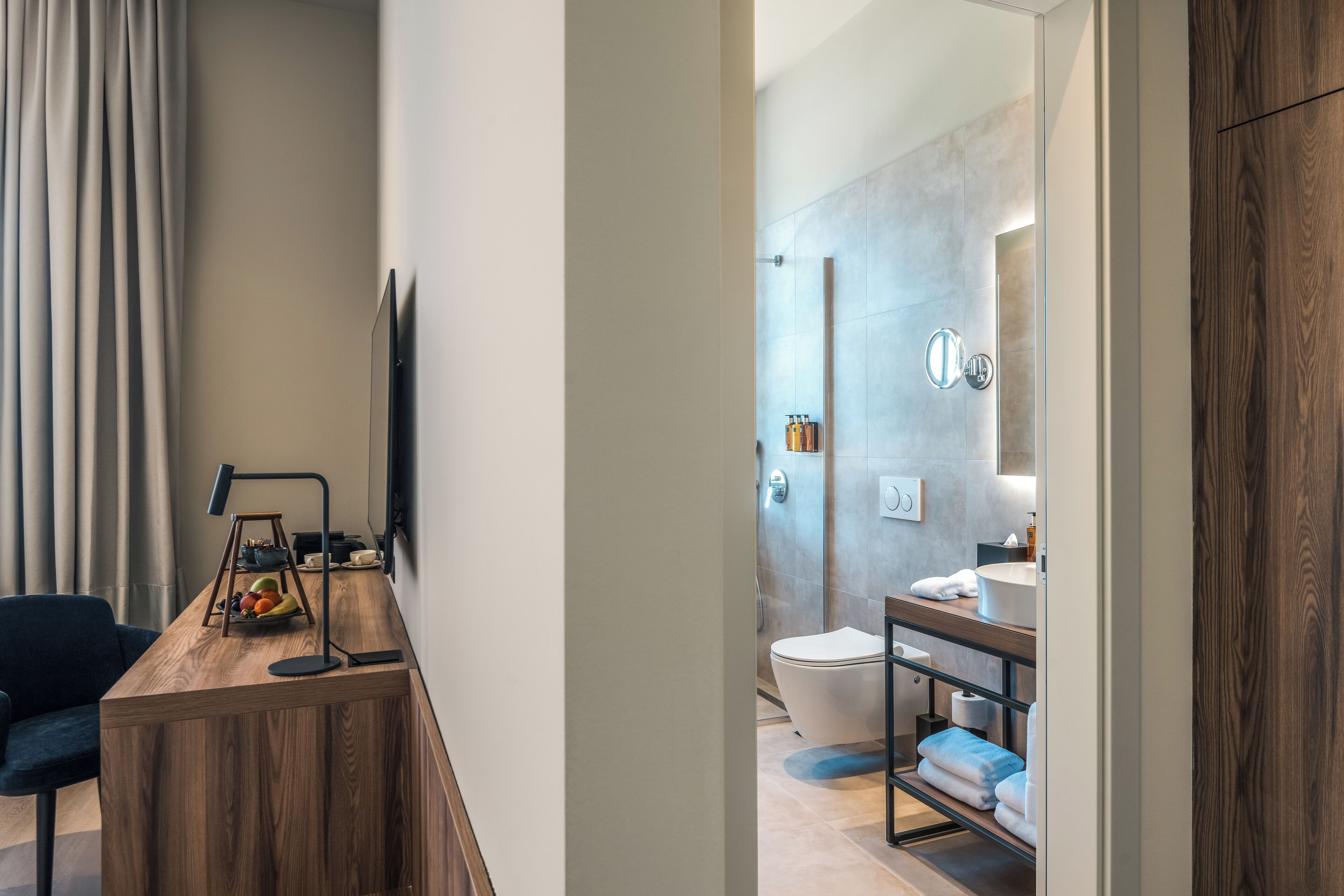 Ein modernes Badezimmer mit Dusche, Toilette und Waschbecken.