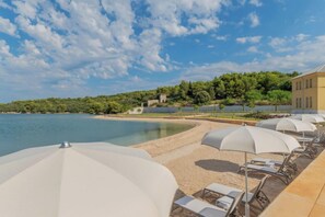 Á ströndinni, sólbekkir, sólhlífar, strandbar