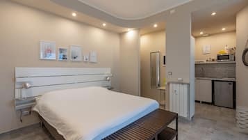 Estudio estándar, 1 cama doble, balcón | Espacio para trabajar con un portátil y tabla de planchar con plancha