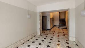 A hallway with a marble floor and a staircase leading to another level. - Cerisola lovely studios in Rapallo (Rapallo)