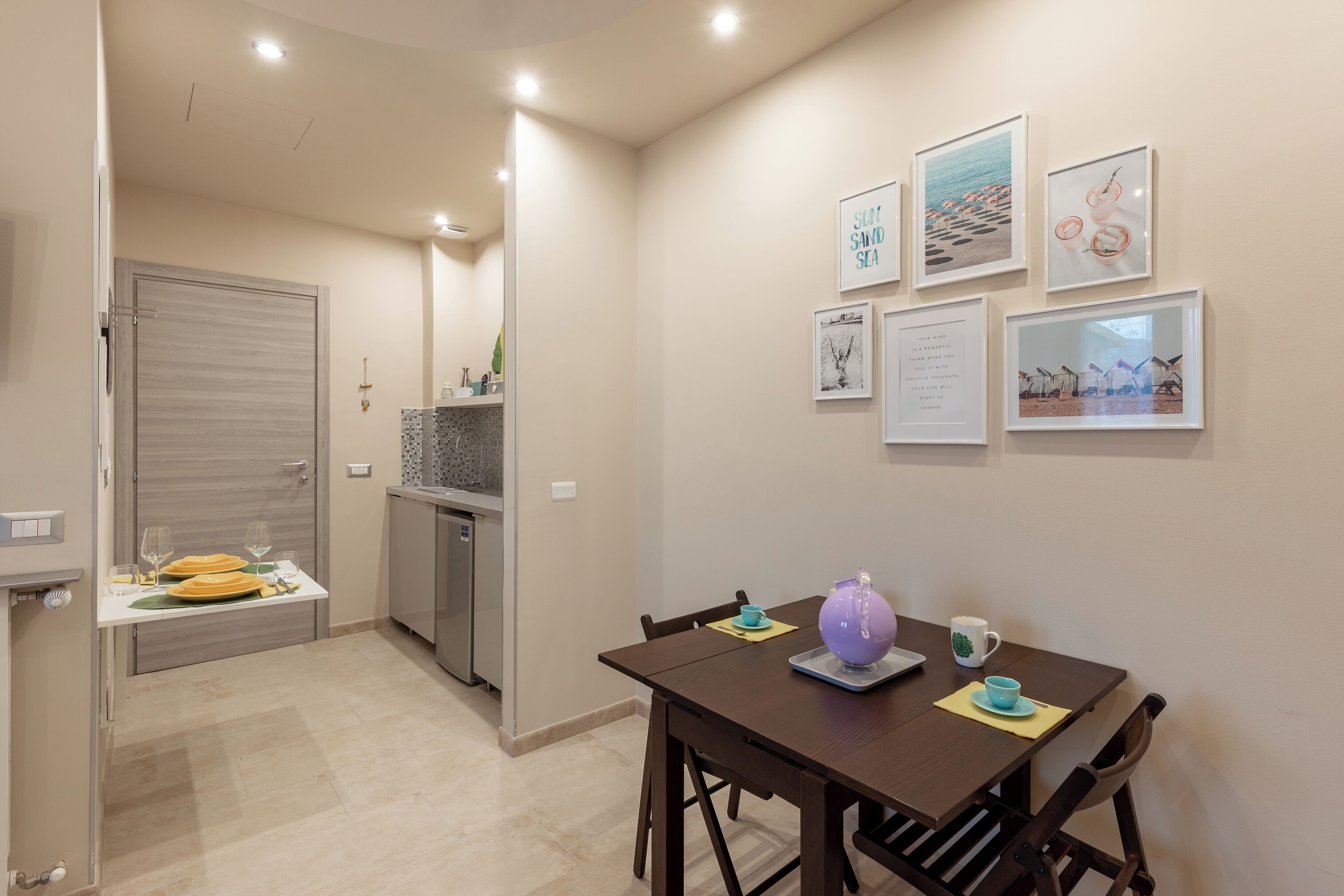 Estudio Confort, 1 cama doble, balcón | Cocina privada | Frigorífico, microondas, placa de cocina y cafetera o tetera