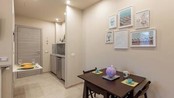 Estudio Confort, 1 cama doble, balcón | Cocina privada | Frigorífico, microondas, placa de cocina y cafetera o tetera