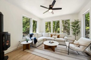 Smart TV, fireplace - DoCo Abode-Luxury Wooded Retreat in Egg Harbor (Egg Harbor)