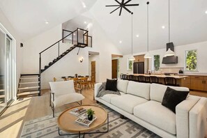 Smart TV, caminetto, tavolo da calcetto