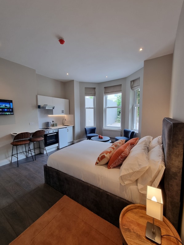 Een strijkplank/strijkijzer, gratis wifi, beddengoed