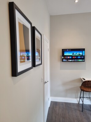 Een strijkplank/strijkijzer, gratis wifi, beddengoed