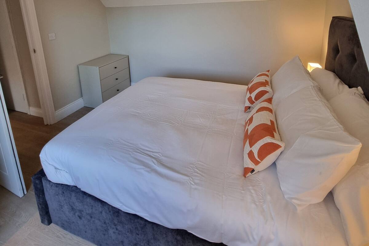 Tabla de planchar con plancha, wifi gratis y ropa de cama
