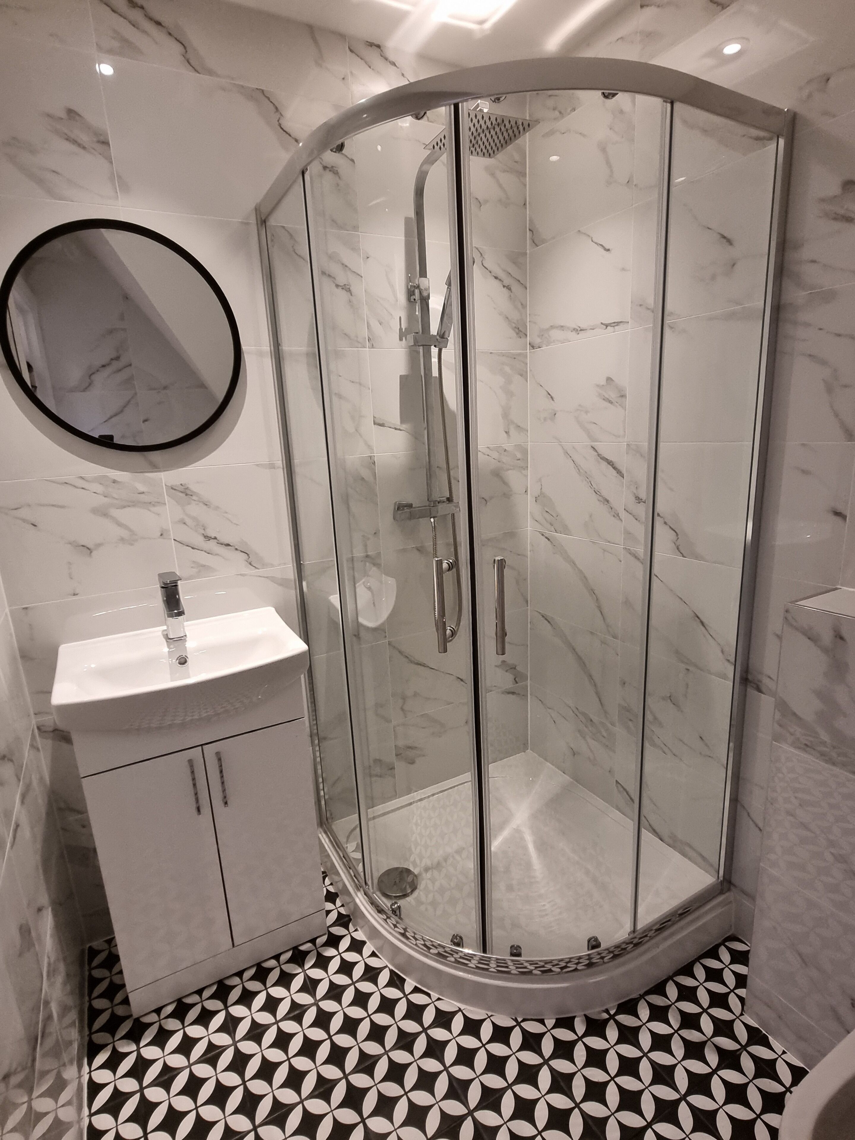 コンフォート アパートメント | バスルーム | シャワー、バスアメニティ (無料)、ヘアドライヤー、タオル