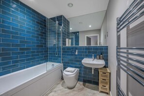 Ducha, secador de pelo y toallas