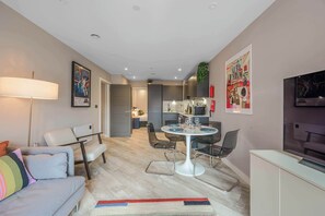 Una televisión, una oficina