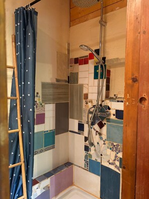 Een douche, zeep, toiletpapier