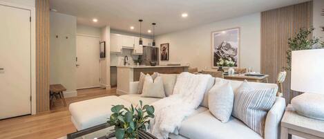 Televisie, een stereo en een kantoor