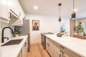 Een koelkast, een magnetron, een oven, een kookplaat