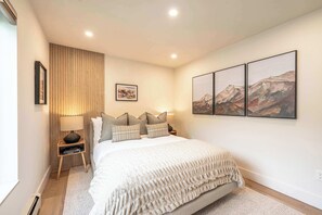 2 slaapkamers, een strijkplank/strijkijzer, reisbedje, wifi