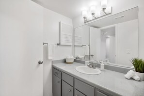 Douche, séchoir à cheveux, serviettes fournies