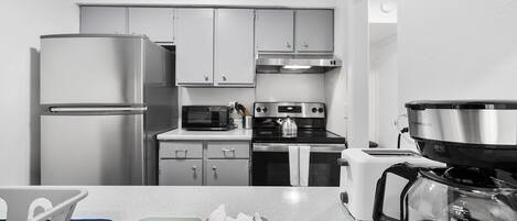 Frigorífico, microondas, horno y placa de cocina