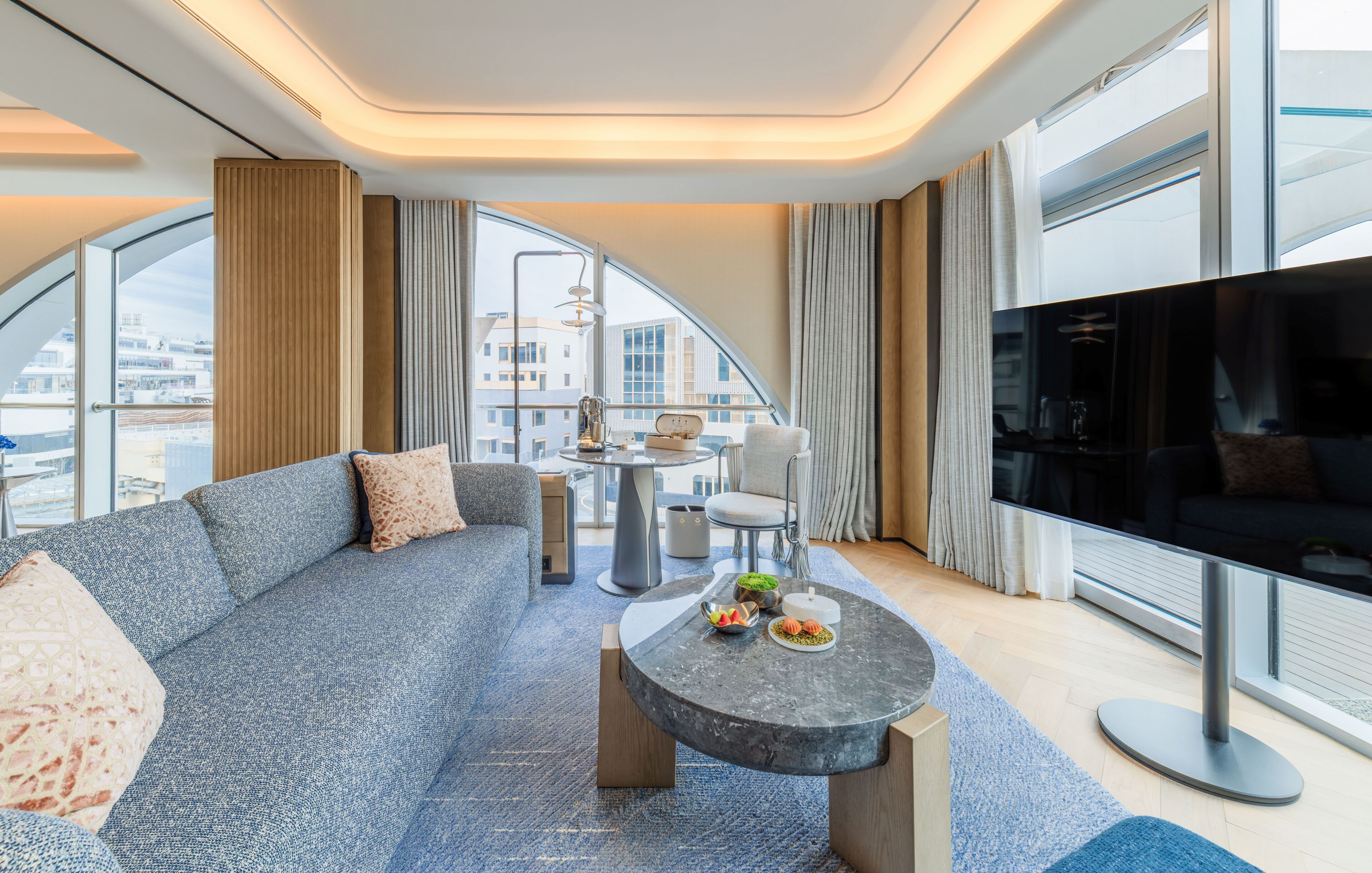 Deluxe suite, uitzicht op stad | Woonruimte | Een lcd-televisie