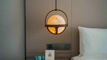 Daunenbettdecken, Minibar, Zimmersafe, VerdunkelungsvorhÀnge