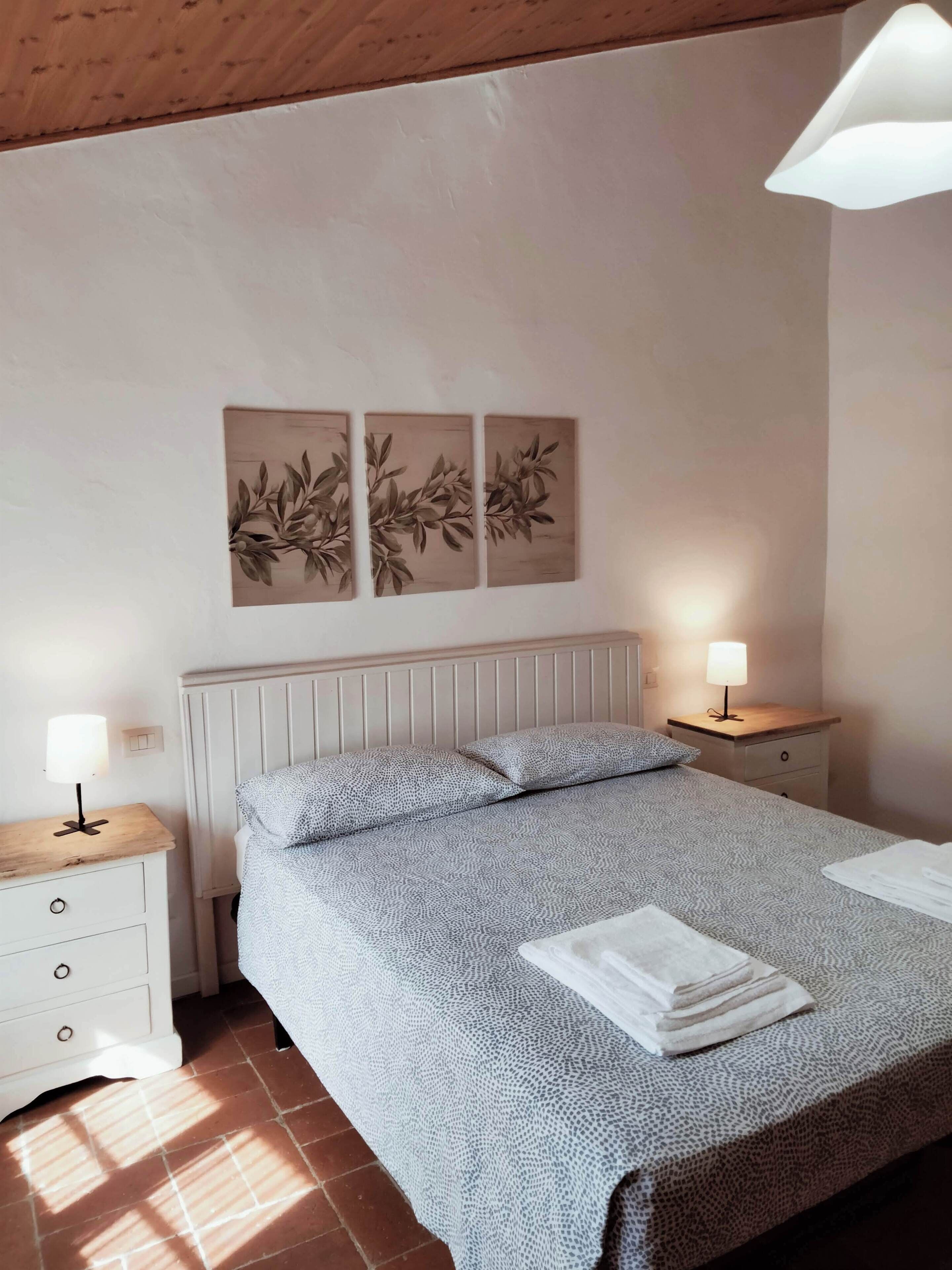 2 bedrooms, travel cot, free WiFi, bed sheets